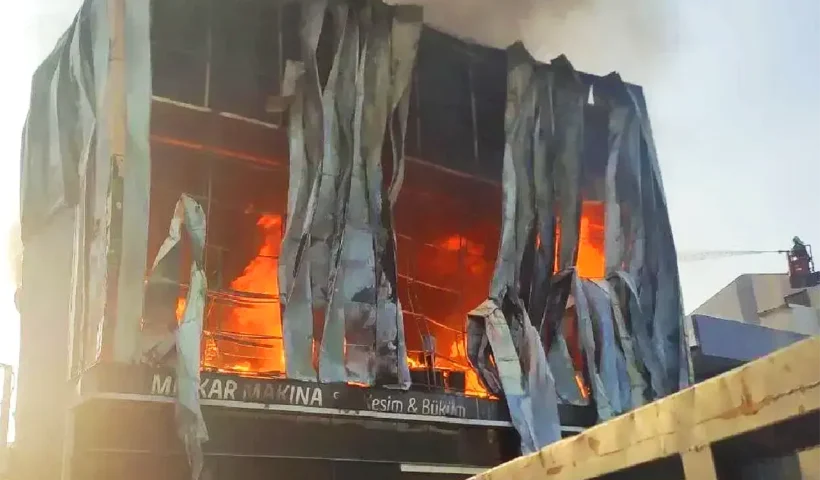 incendio de un almacén en Kocaeli