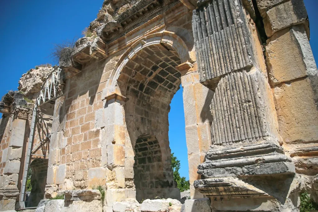 puerta monumental de Anazarba