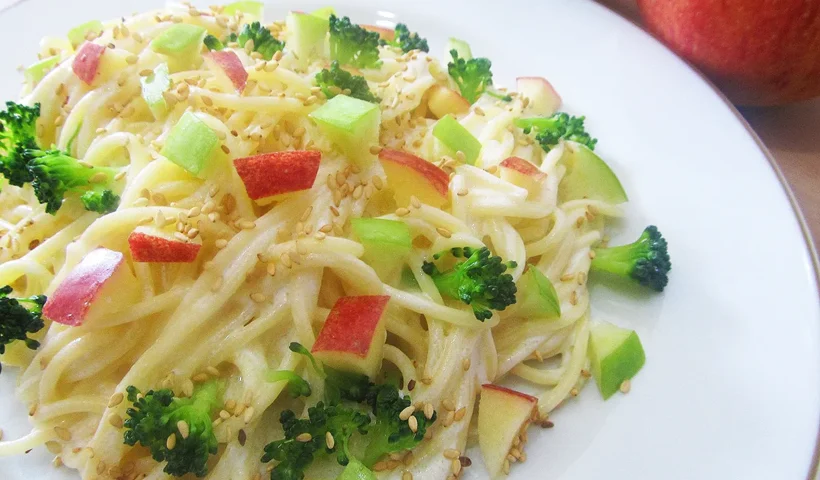 Spaghetti with yoghurt and apples