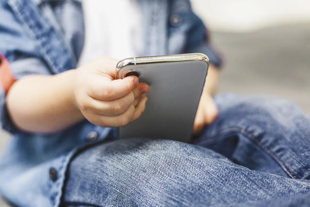 niño con un teléfono móvil