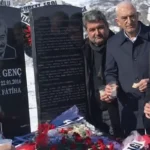 Özel bebiendo alcohol en un cementerio