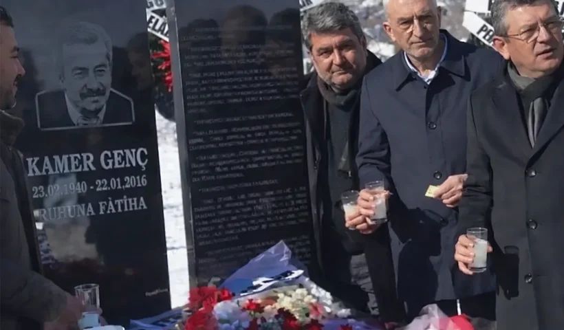Özel bebiendo alcohol en un cementerio