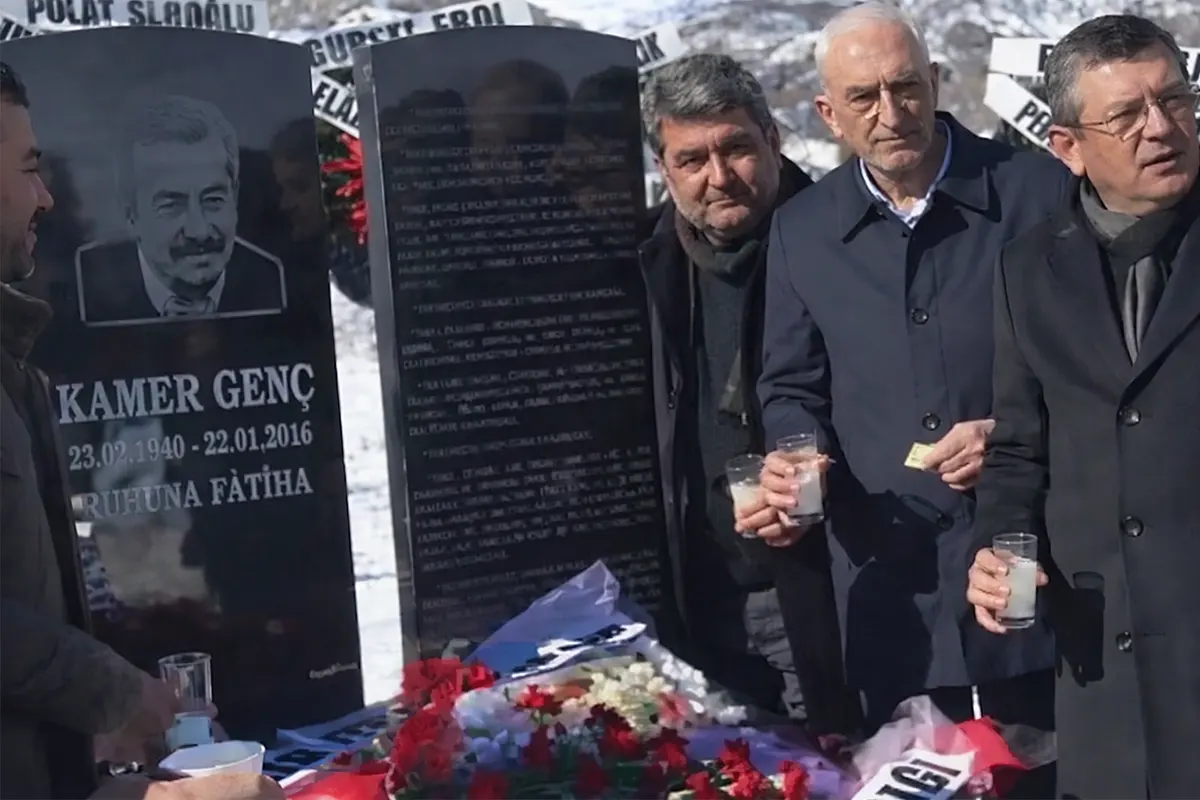 Özel bebiendo alcohol en un cementerio