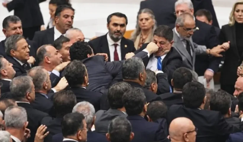 pelea en el parlamento turco