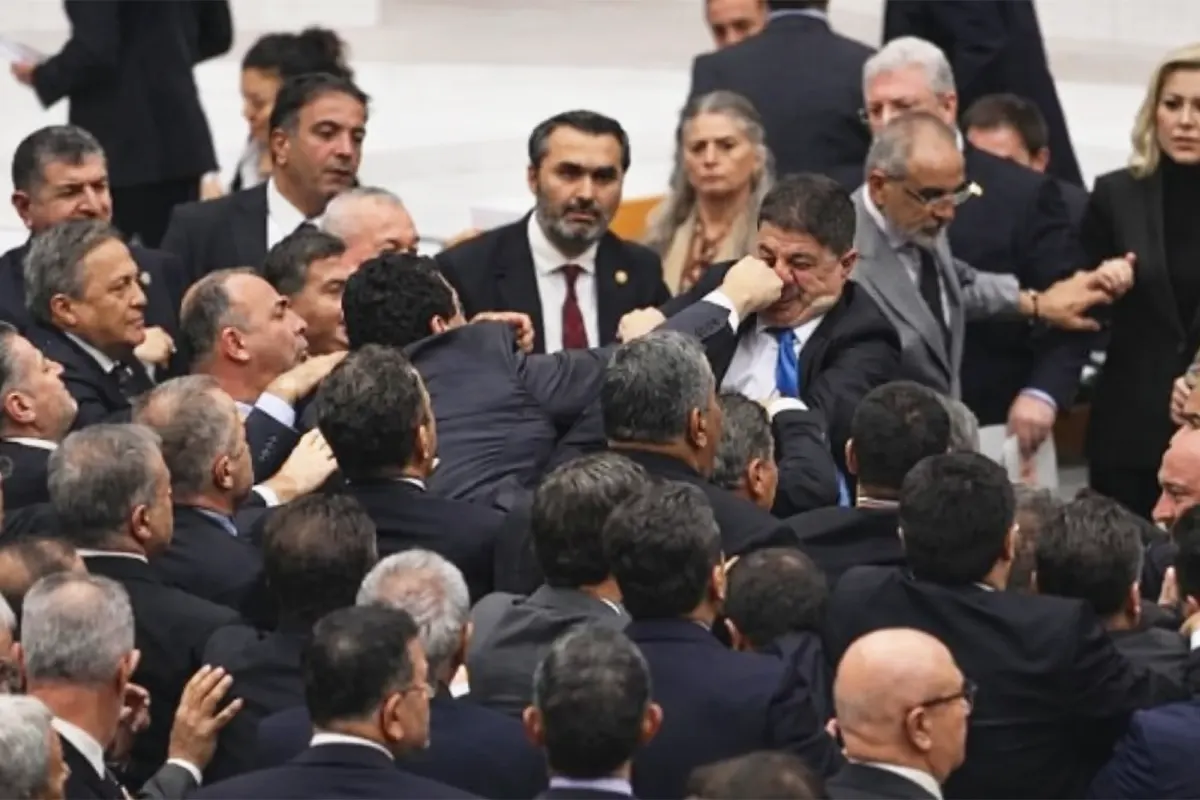 pelea en el parlamento turco