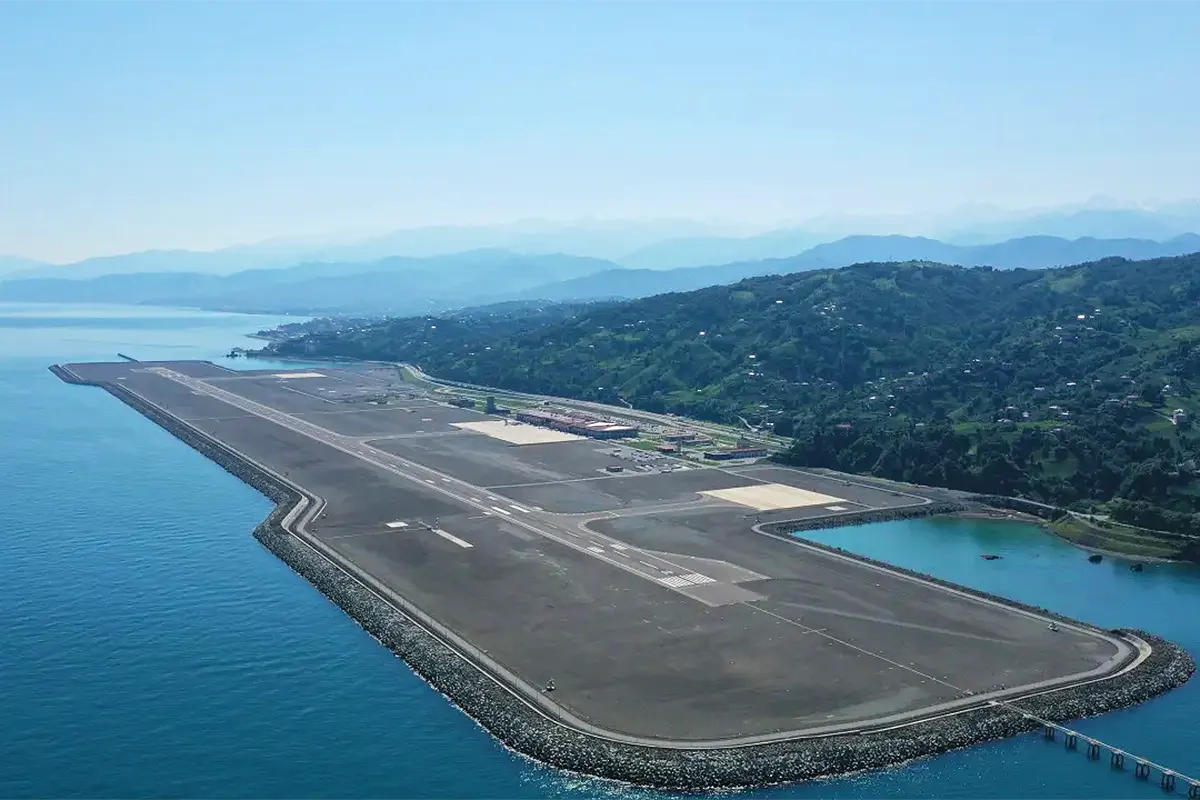 aeropuerto construido sobre el mar en la costa turca del Mar Negro