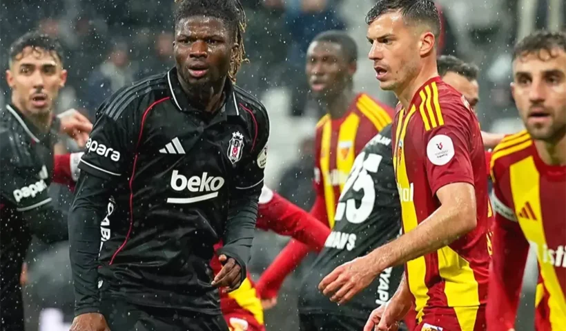 Kayserispor and Beşiktaş meet in the Turkish league in bitter cold and rain.