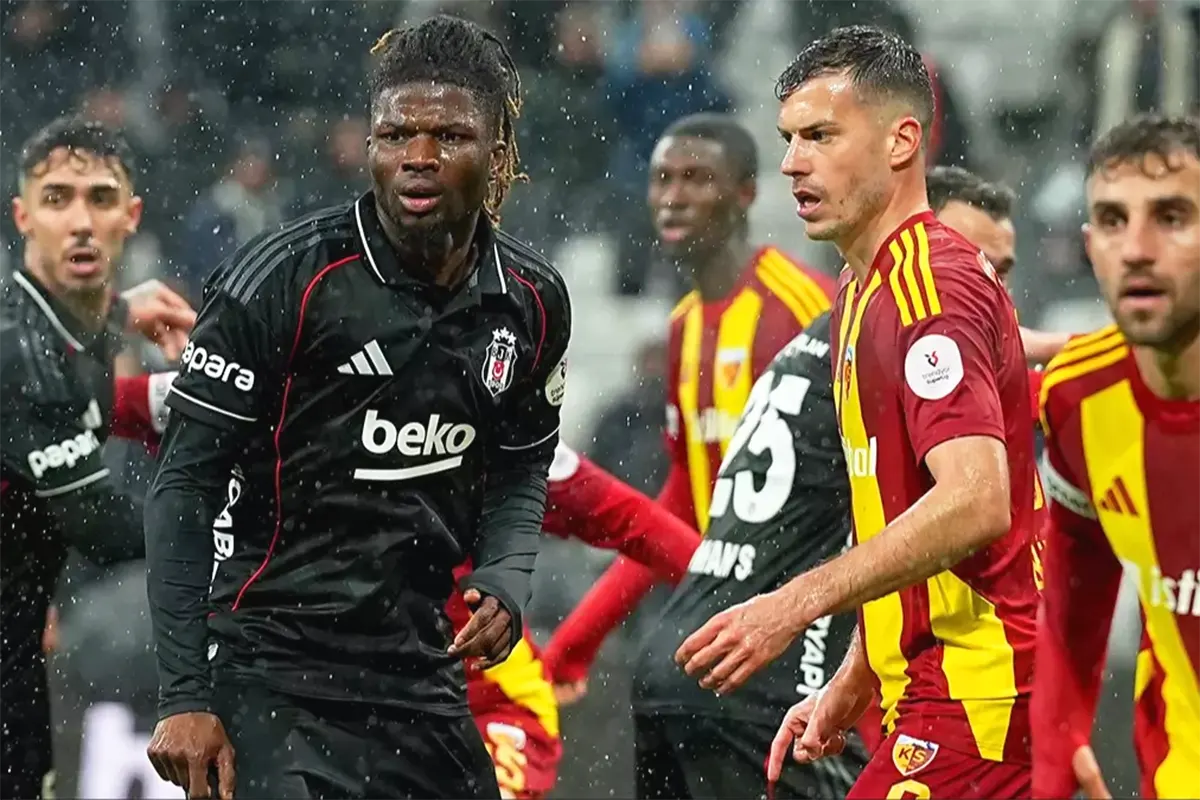 Kayserispor and Beşiktaş meet in the Turkish league in bitter cold and rain.