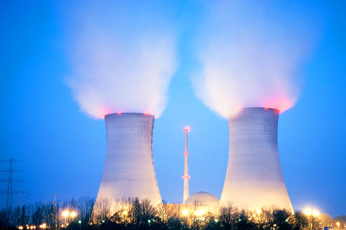 torres de refrigeración de una central nuclear en funcionamiento