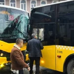 dos autobuses de la compañía municipal de Estambul IETT dañados tras chocar frontalmente en el distrito de Beykoz