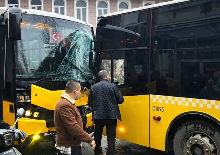 dos autobuses de la compañía municipal de Estambul IETT dañados tras chocar frontalmente en el distrito de Beykoz