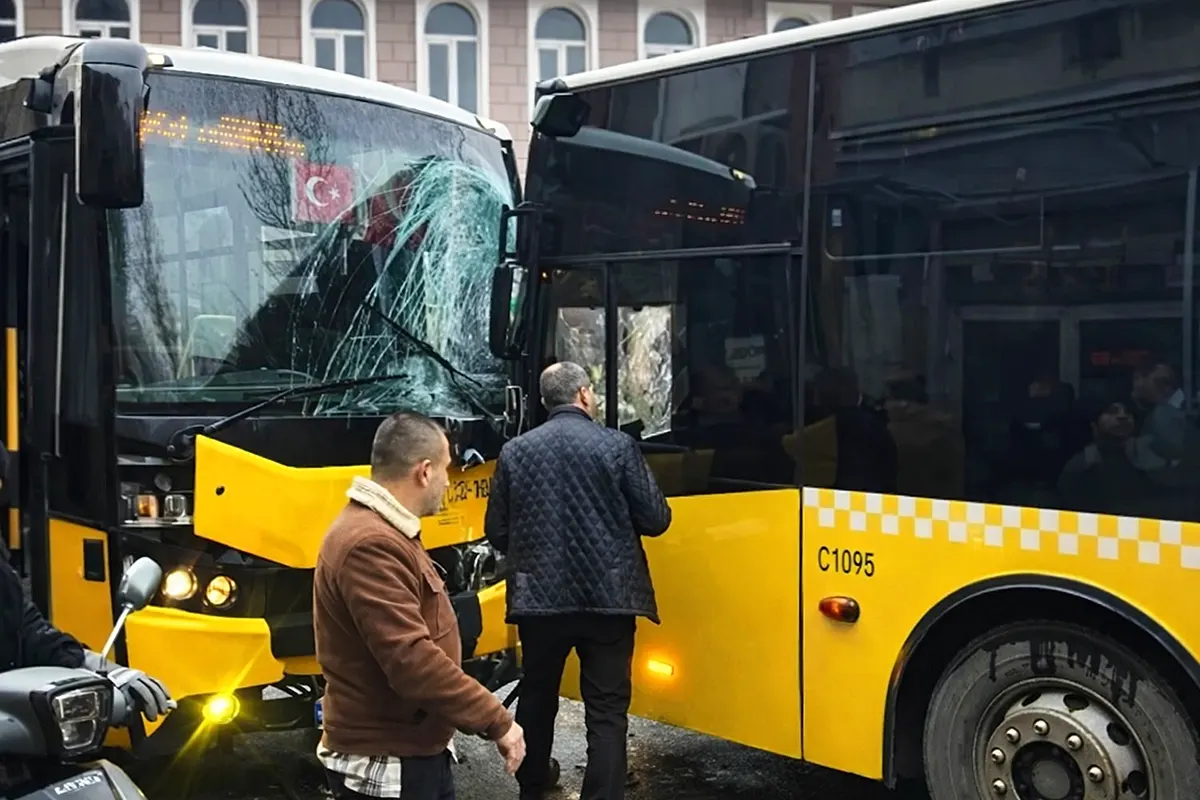 dos autobuses de la compañía municipal de Estambul IETT dañados tras chocar frontalmente en el distrito de Beykoz