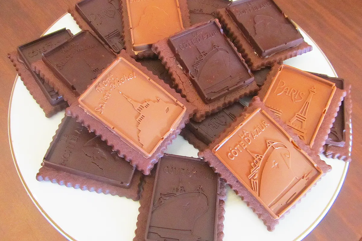 a plate with cocoa biscuits with dark and milk chocolate