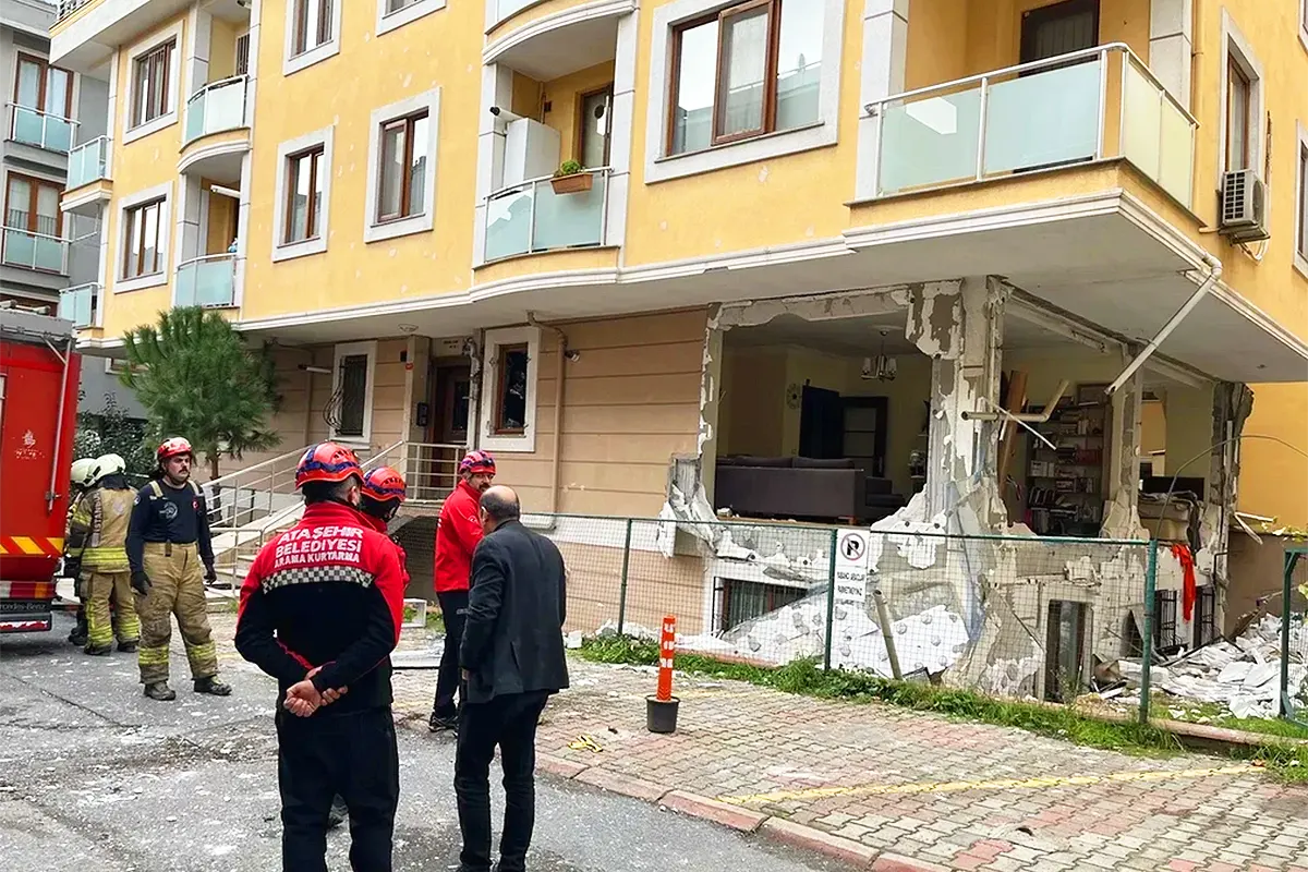 bomberos junto a una vivienda destrozada por una explosión de gas en Estambul