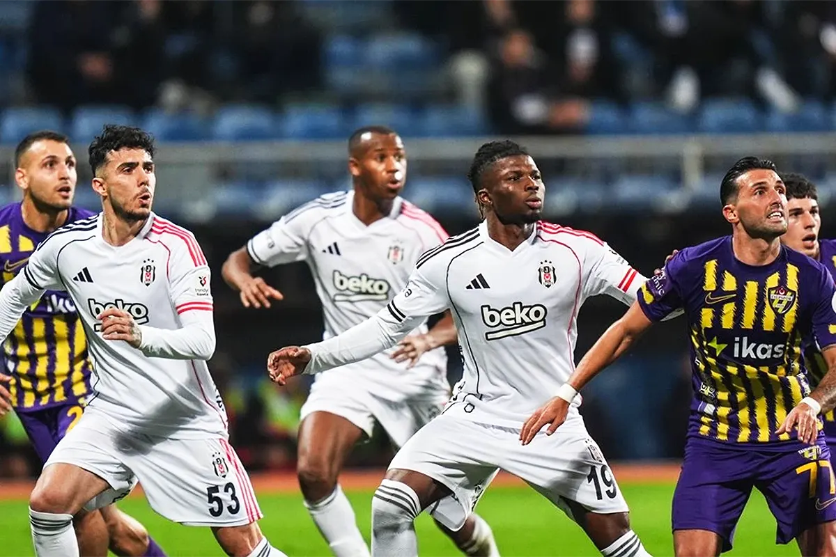 Eyüpspor and Beşiktaş players during a match