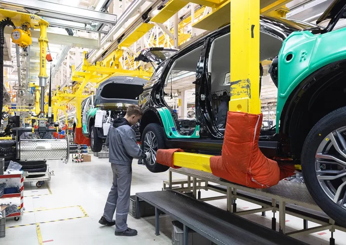 operario trabajando en una fábrica de ensamblaje de automóviles