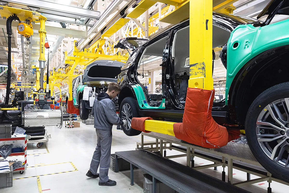 operario trabajando en una fábrica de ensamblaje de automóviles