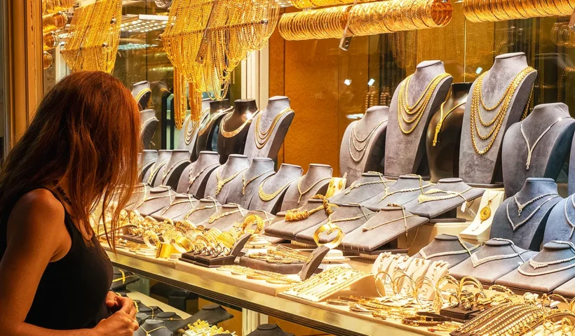 una mujer contempla un escaparate lleno de joyas de oro en una tienda del Gran Bazar de Estambul