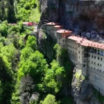 monasterio de Sumela, en Turquía, construido sobre un acantilado