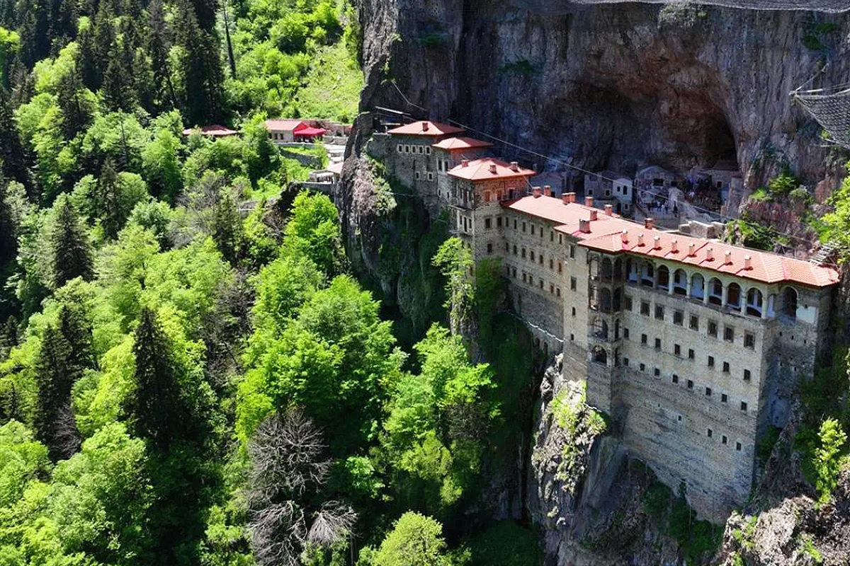 monasterio de Sumela, en Turquía, construido sobre un acantilado