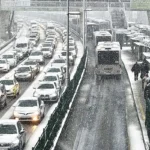 las nevadas colapsan el tráfico en las principales arterias de Estambul