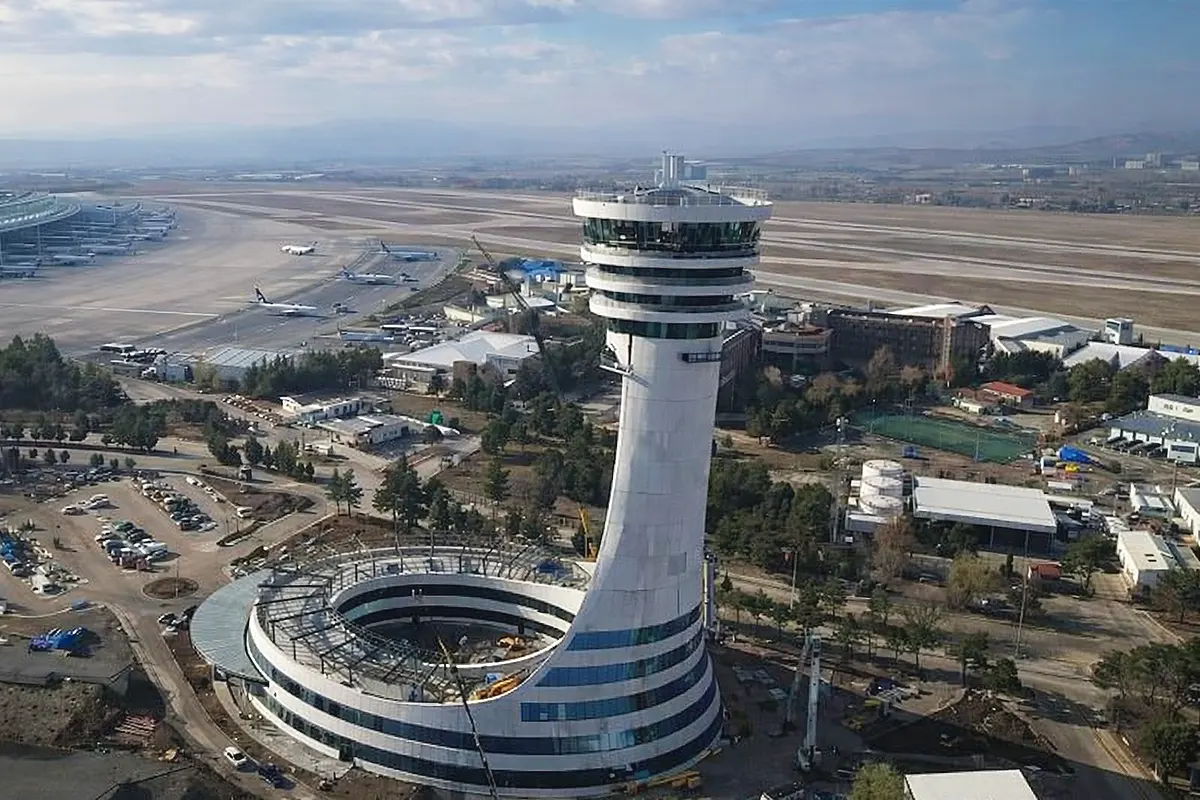 vista aérea de la nueva torre de control del aeropuerto Esenboğa de Ankara