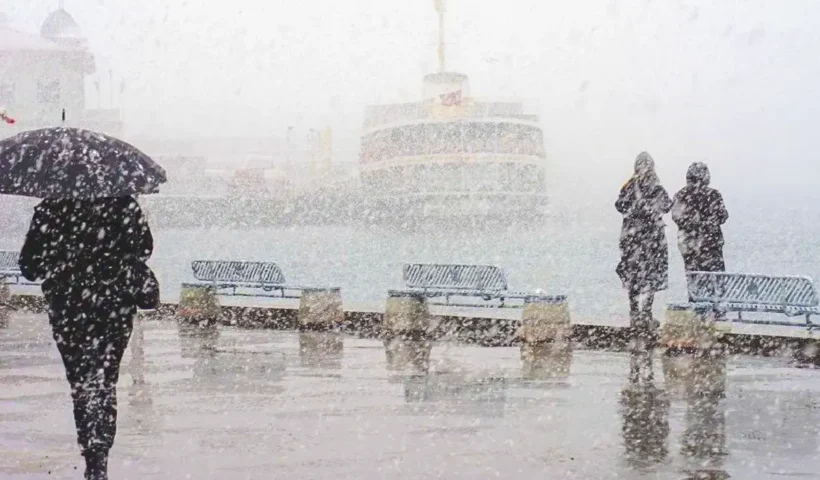 nevadas en un muelle de Estambul durante una ola de frío