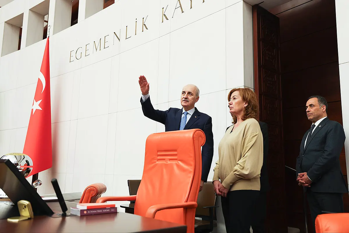 la presidenta del Congreso de los Diputados de España, Francina Armengol Socías, con el presidente de la Gran Asamblea Nacional de Turquía, Numan Kurtulmuş, en la sede del parlamento turco en Ankara