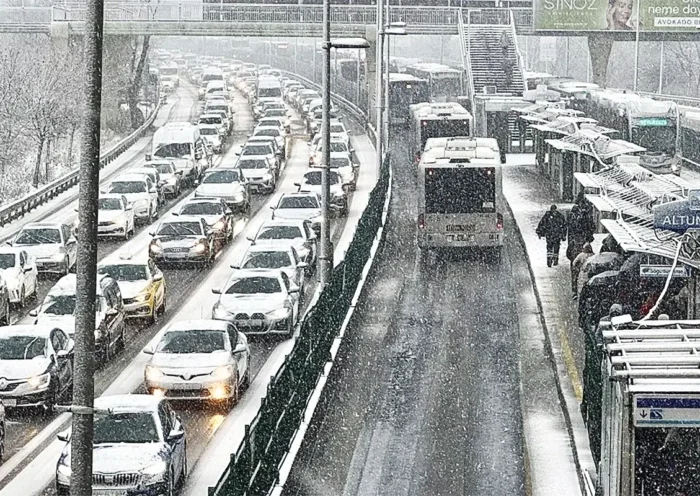 snowfalls bring traffic to a standstill on Istanbul's main thoroughfares