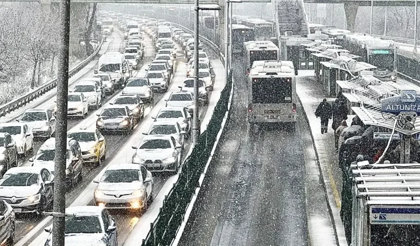 snowfalls bring traffic to a standstill on Istanbul's main thoroughfares