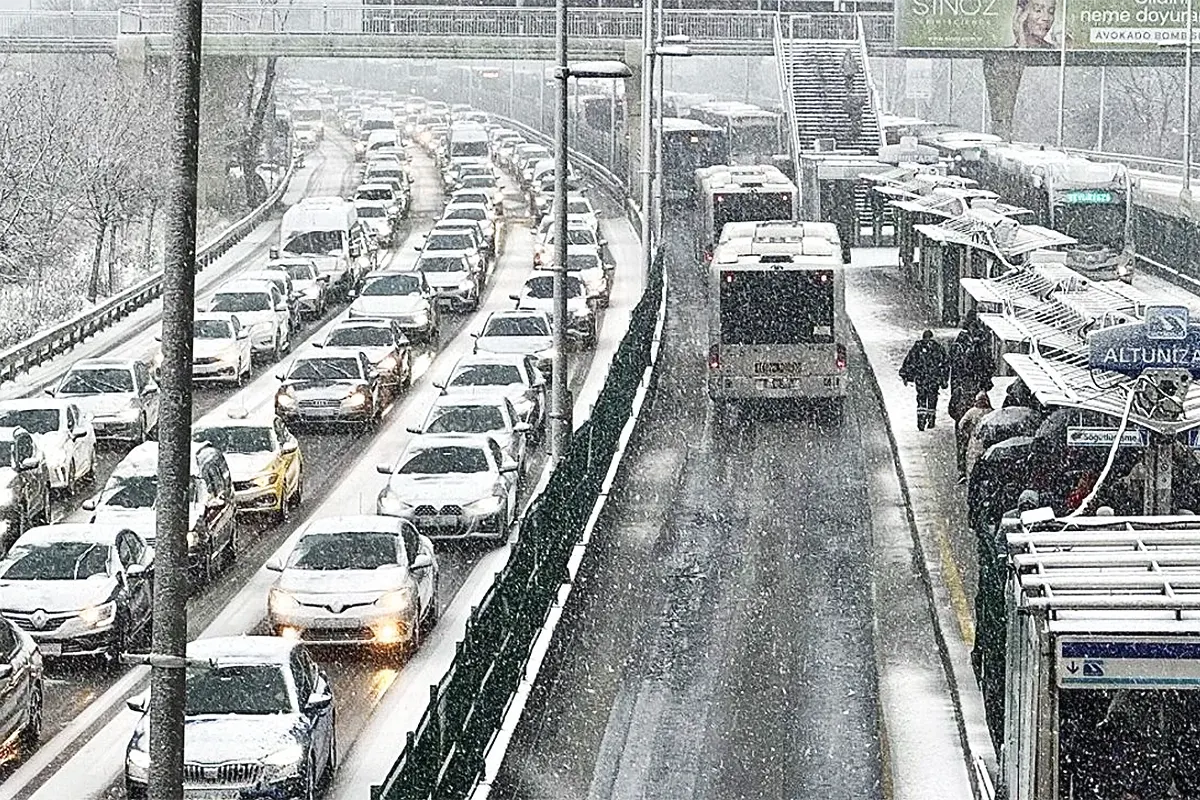 snowfalls bring traffic to a standstill on Istanbul's main thoroughfares
