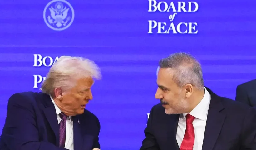 Trump y Hakan Fidan se estrechan la mano en Davos durante la ceremonia de creación de la nueva Junta de Paz