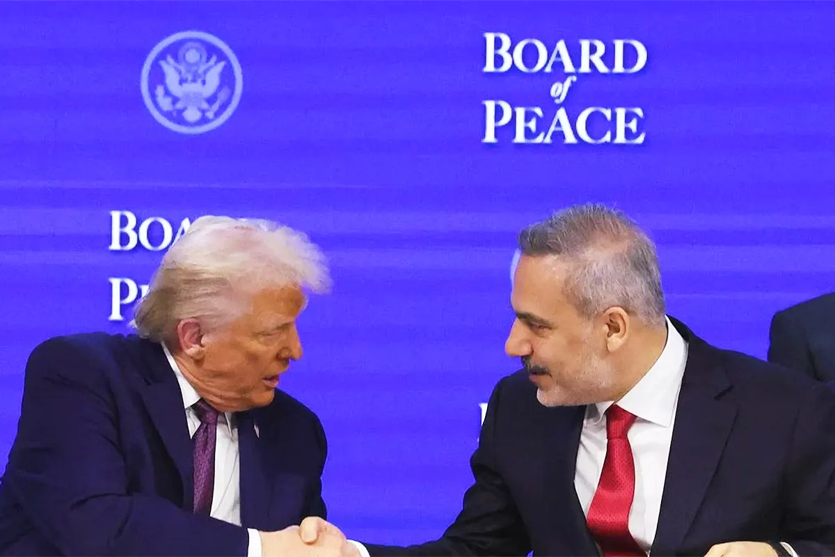 Trump y Hakan Fidan se estrechan la mano en Davos durante la ceremonia de creación de la nueva Junta de Paz