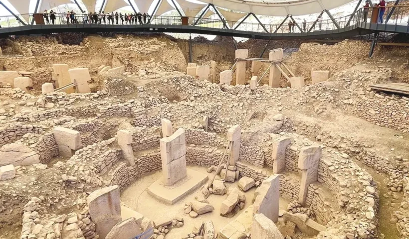 Turismo: turistas contemplan el yacimiento arqueológico de Göbeklitepe en Turquía