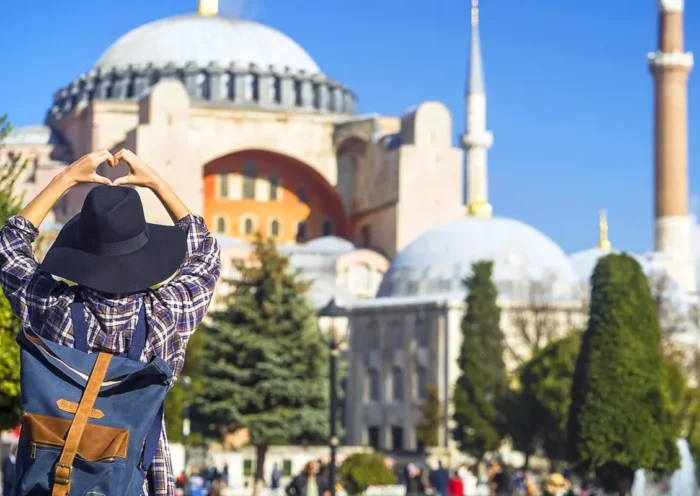 Turismo: un turista contempla Santa Sofía en Estambul haciendo el gesto del corazón con la mano