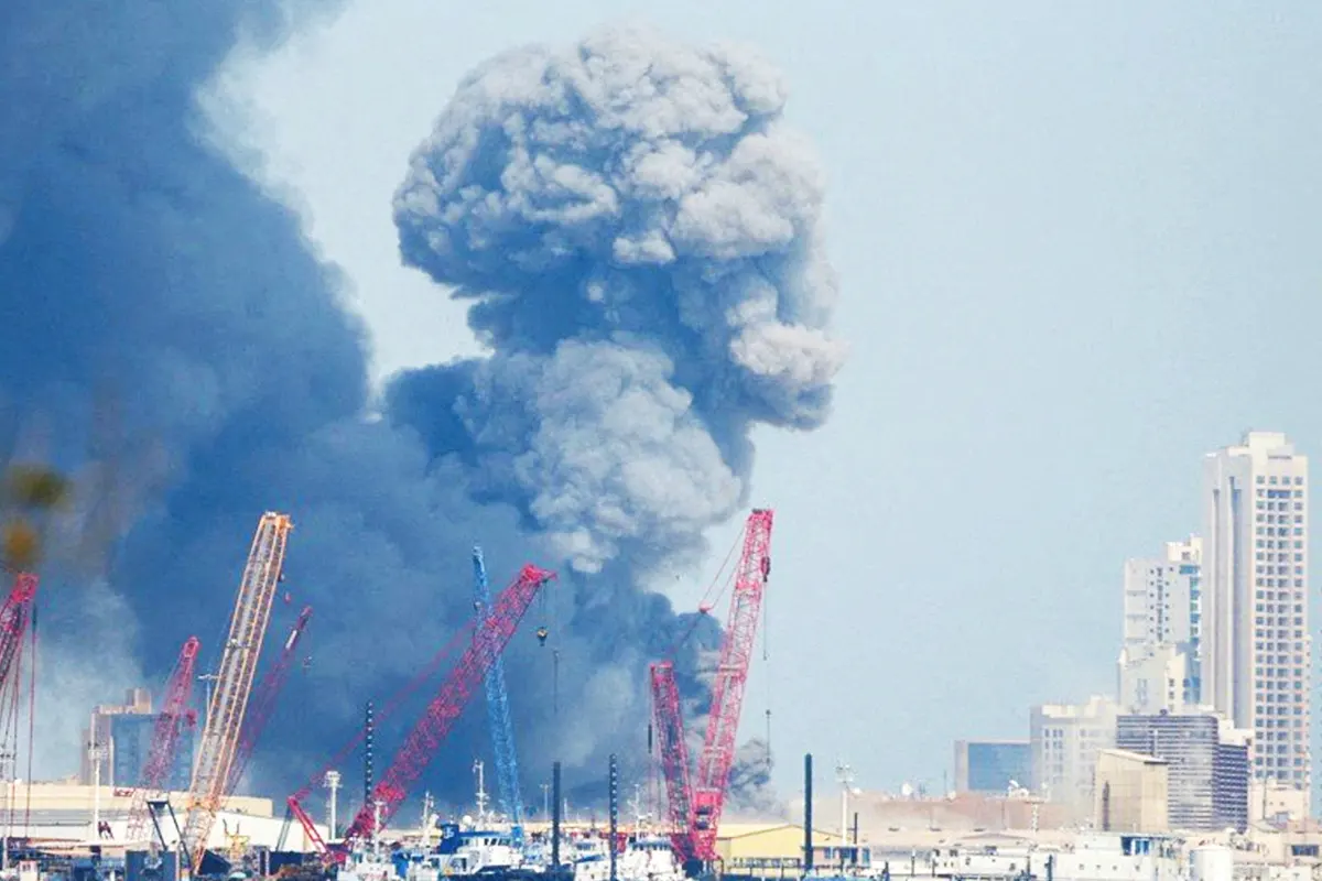 una columna de humo ascendiendo desde las instalaciones de una base de EE.UU. en Baréin atacada por Irán