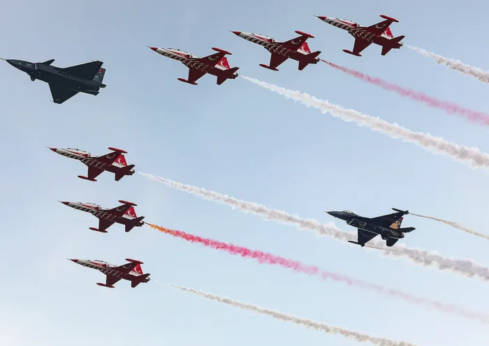 formation flight of the Turkish combat drone Bayraktar Kızılelma together with several jet aircraft and an F-16 fighter jet