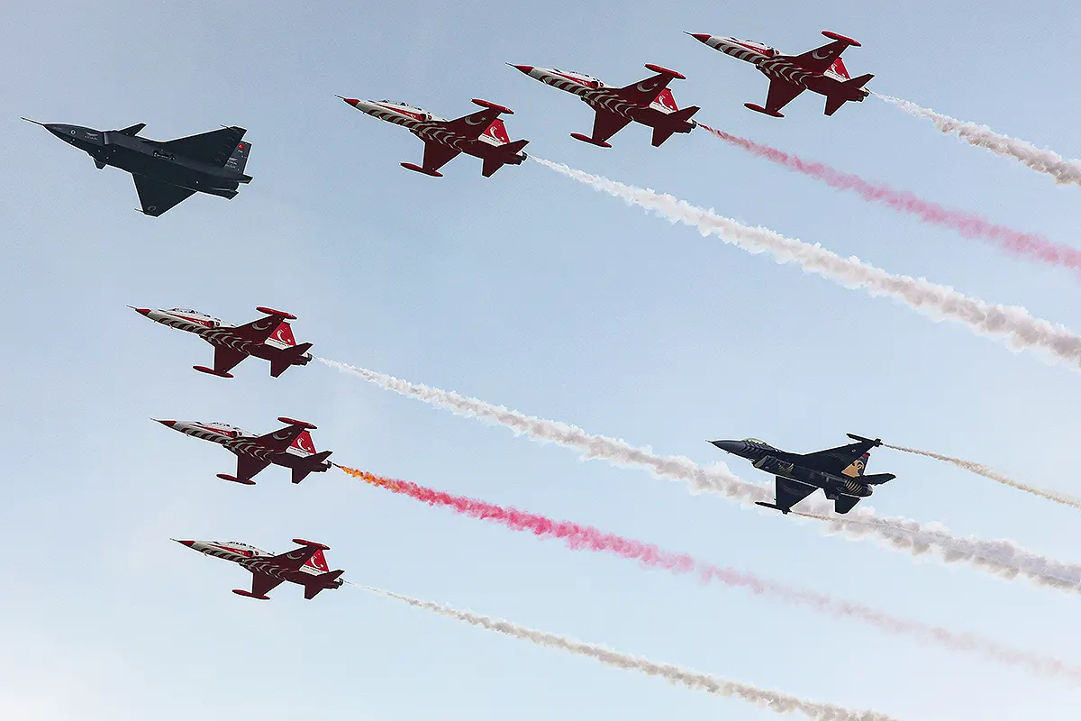 formation flight of the Turkish combat drone Bayraktar Kızılelma together with several jet aircraft and an F-16 fighter jet