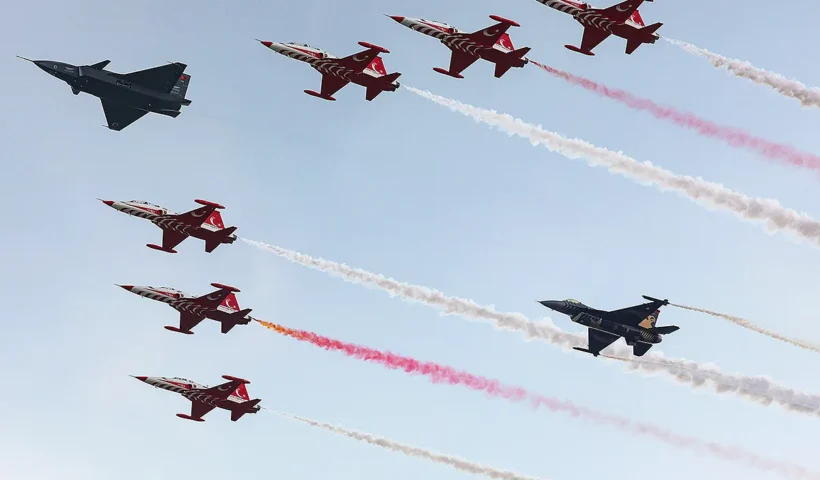 vuelo en formación del dron de combate turco Bayraktar Kızılelma junto con varios aviones a reacción y un caza F-16