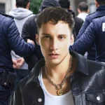 imagen en primer plano del famoso cantante turco Edis, sobre un fondo en el que policías turcos se llevan a varias personas detenidas