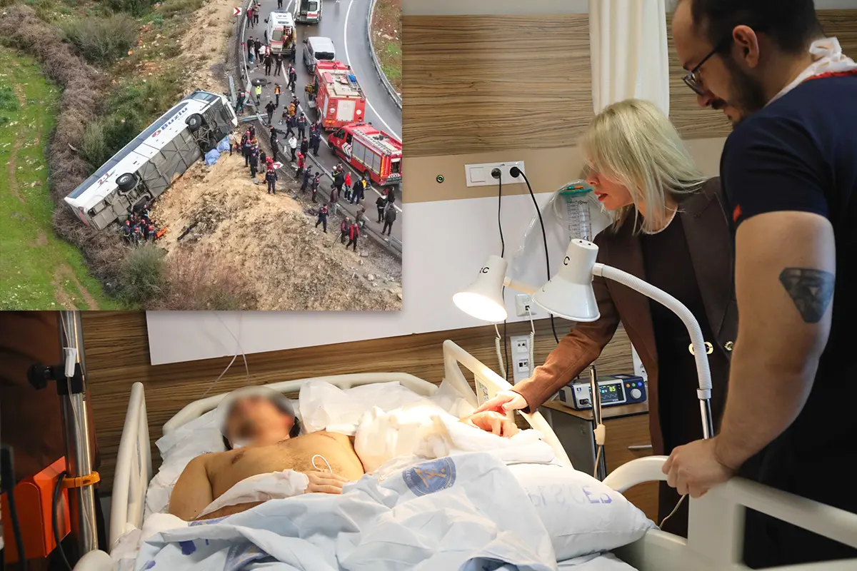 médicos turcos visitan a un paciente en un hospital al que practicaron una cirugía de reimplante de un brazo tras perderlo en un accidente de autobús, cuya imagen se muestra al lado