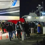 un muelle de la isla griega de Chíos durante la madrugada tras la colisión en el Egeo entre guardacostas griegos y una embarcación con inmigrantes