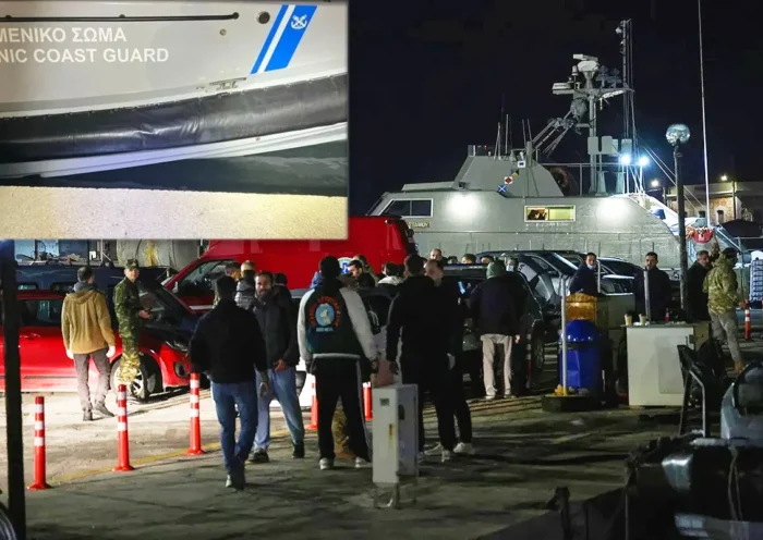 un muelle de la isla griega de Chíos durante la madrugada tras la colisión en el Egeo entre guardacostas griegos y una embarcación con inmigrantes