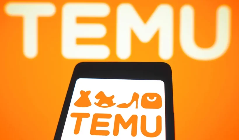 imagen de un teléfono móvil mostrando el logo de Temu, con el nombre de Temu también al fondo