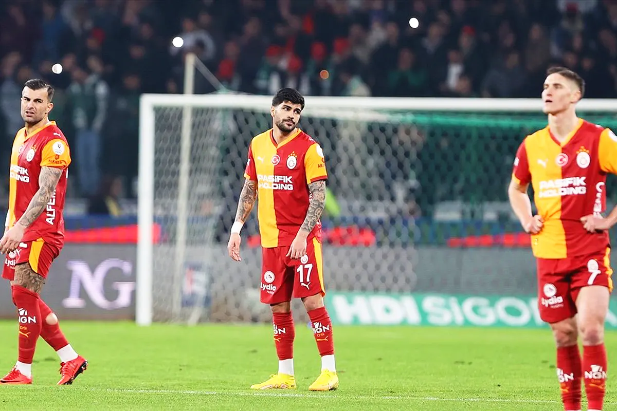 jugadores del Galatasaray de pie junto a la portería y con cara de resignación tras sufrir una derrota en la liga turca