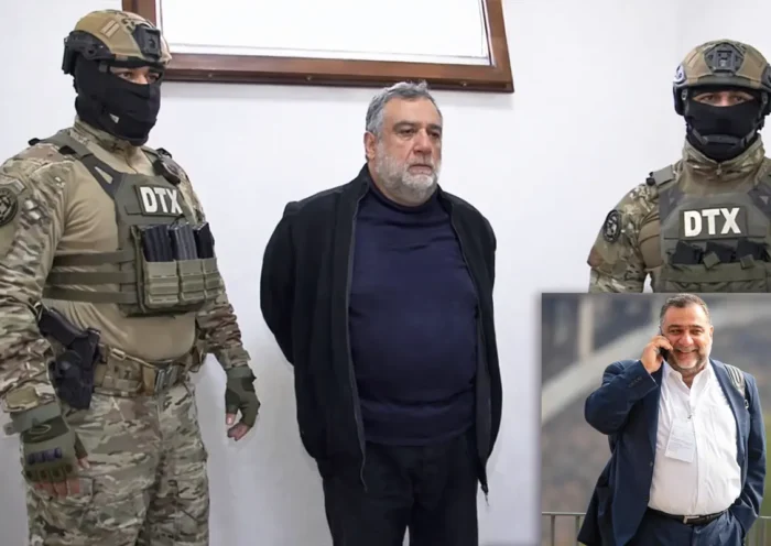 El exlíder separatista de Karabaj Ruber Vardanyan aparece esposado con las manos a la espalda junto a dos soldados de Azerbaiyán; en una esquina se muestra una imagen antigua suya cuando estaba en el poder