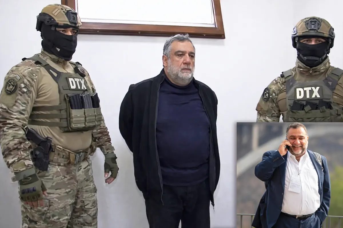 El exlíder separatista de Karabaj Ruber Vardanyan aparece esposado con las manos a la espalda junto a dos soldados de Azerbaiyán; en una esquina se muestra una imagen antigua suya cuando estaba en el poder