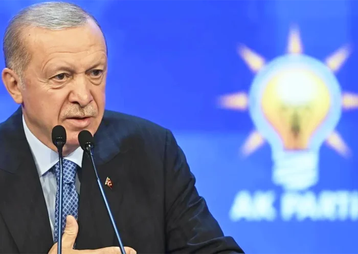 Erdoğan hablando junto al logo de su partido, el AKP