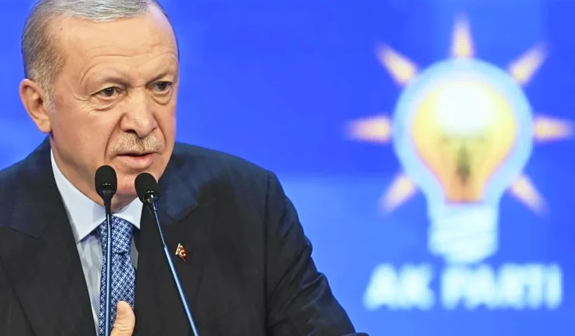 Erdoğan hablando junto al logo de su partido, el AKP