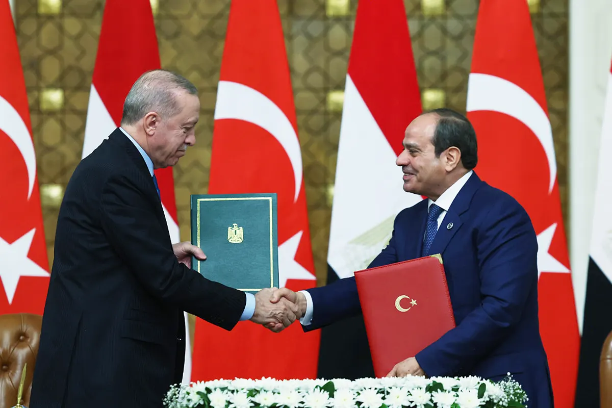 El presidente de Turquía, Tayyip Erdoğan, y el presidente de Egipto, Al-Sisi, estrechan sus manos tras firmar varios acuerdos en El Cairo.